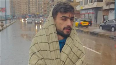 في طريقي للامتحان.. تداول صورة لطالب مرتديًا بطانية أثناء ذهابه للكلية بالإسكندرية