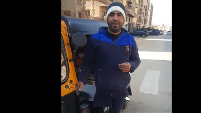 السواقة صعبة وبشتغل عشان محتجش لحد.. قصة كفاح سائق توك توك بقدم واحدة بأكتوبر | بث مباشر 