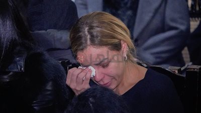 انهيار ريم البارودي خلال تلقي عزاء والدها.. وبوسي شلبي تواسيها | صور وفيديو