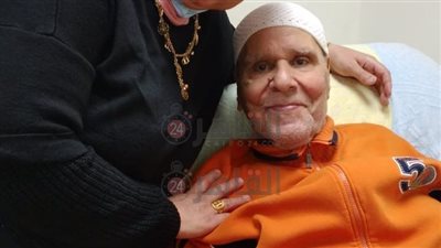 بعد خروجه من العناية المركزة.. نعيم عيسى: أشرف زكي مسابنيش أبدًا وخيره عليا