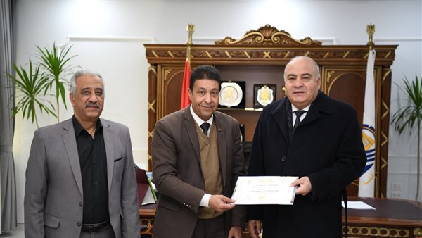 محافظ قنا يكرم نحب