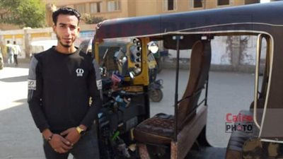 سائق توك توك عن توصيل المحتاجين وكبار السن مجانا بسوهاج: اللي فيها لله مابتغرقش | صور