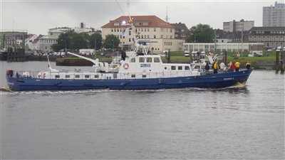 صياد يستخرج كيسًا يحوي رفاتًا بشرية من قناة مائية في هامبورج بألمانيا