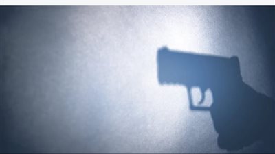 لحظات الرعب.. رضيع يتجول بمسدس محشو بالرصاص ويسحب الزناد ويصوّب لرأسه بأمريكا| فيديو