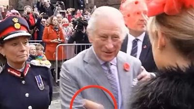 لحظة خروج شاب بريطاني أهان الملك تشارلز بعدما عوقب بغرامة 100 جنيه استرليني