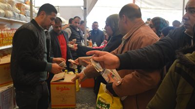 إقبال المواطنين على معارض أهلا رمضان بالقليوبية.. وتخفيضات تصل لـ30% | صور 