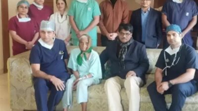 أقصر مدة جراحة على مستوى العالم.. استبدال مفصل فخذ لسيدة خلال 15 دقيقة