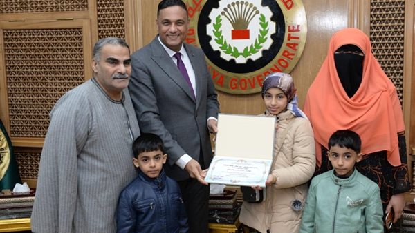 محافط الدقهلية يكرم