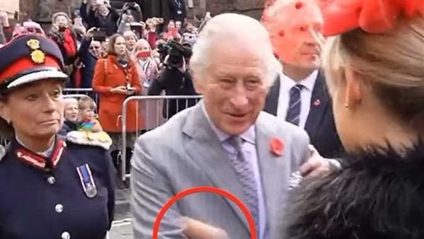 إلقاء البيض على الملك