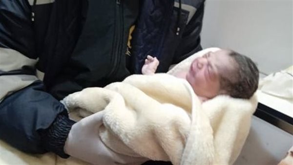 صورة للمولود والمسعف