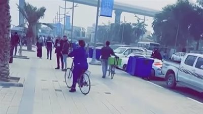 سقوط بالدراجة.. الكويتية فجر السعيد تتعرض لموقف محرج في البصرة العراقية | فيديو