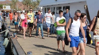 عمرو أديب يعرض تقريرًا عن ازدهار السياحة الإنجليزية بالغردقة