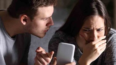 مستشار المفتي السابق: لا يجوز للخاطب التفتيش في مراسلات ومحادثات خطيبته