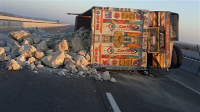 انقلاب سيارة تريلا على محور 30 يونيو في الإسماعيلية