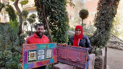 حوّل المخلفات لـ لوحات فنية.. مهندس زراعي بالشرقية يبدع بتصنيع فوانيس رمضان من النفايات | صور