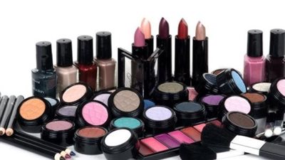 الإفتاء: العمل بأنشطة مستحضرات التجميل لا مانع منه شرعا 