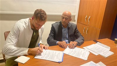 الشباب والرياضة تنهي أزمة مهاجم الإسماعيلي السابق