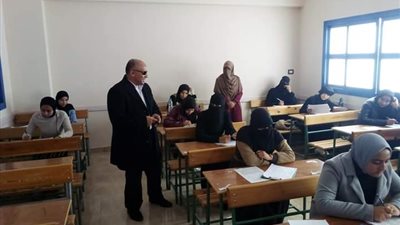 وكيل تعليم مطروح يتفقد الامتحان الإلكتروني لطلاب الصف الثاني الثانوي بالضبعة