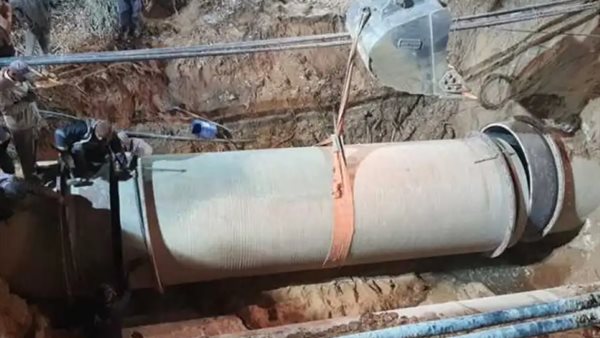 إصلاح خط المياه بمدينة