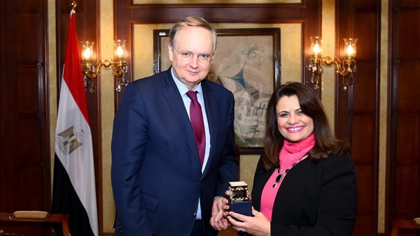 وزيرة الهجرة وسفير