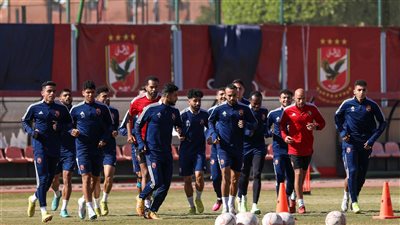 محاضرة فنية وتقسيمة قوية للاعبين في مران الأهلي