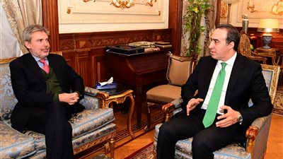 أمين عام مجلس النواب يلتقي سفير إيطاليا في مصر لبحث التعاون بين الجانبين 