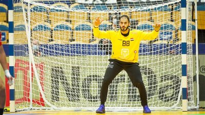 طقوس خاصة من والدة كريم هنداوي قبل مباريات منتخب مصر في بطولة العالم لكرة اليد