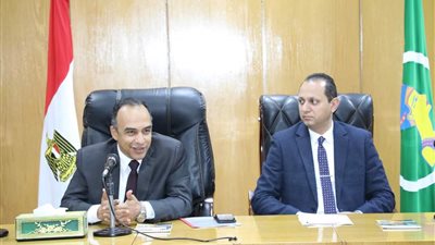 نائب محافظ المنيا يناقش خطة مواجهة مخاطر الأمطار والسيول