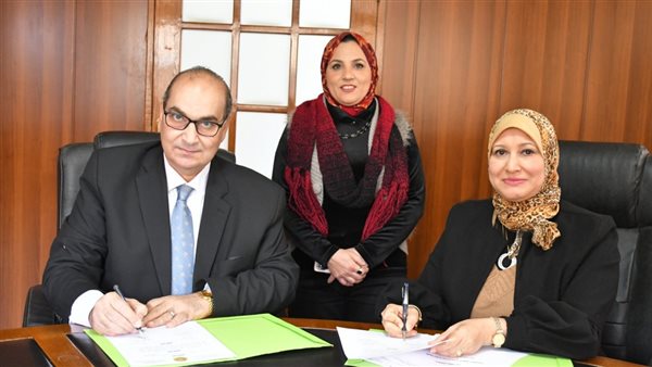 جانب من التوقيع 