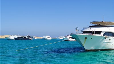 بعد تصنيفها أفضل ثاني وجهة سياحية بالشرق الأوسط.. إقبال كبير للسياح على شواطئ الغردقة| صور