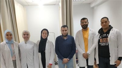 بتكلفة 30 ألف جنيه.. 5 أطباء علاج طبيعي يتبرعون براتب شهرين لتطوير وحدة صحية بقنا