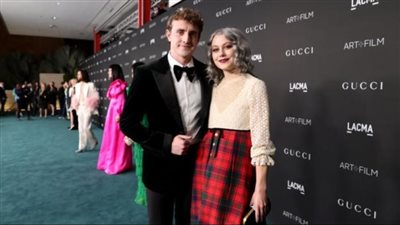 فيبي بريدجرز تنفي خطبتها لـ بول ميسكال