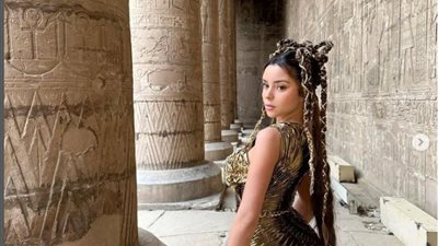 يتابعها 20 مليونا.. عارضة أزياء بريطانية تروج للسياحة المصرية بارتداء الزي الفرعوني وزيارة المعابد الأثرية