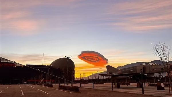 سحابة غريبة