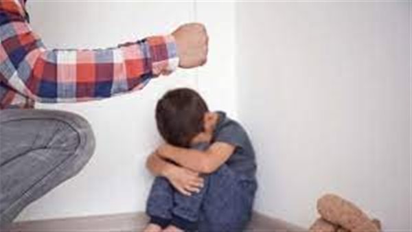 والد يعنف نجله -