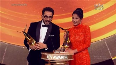 تقديرًا لإنجازاتهما.. منح جائزة صناع الترفيه الفخرية لـ أحمد حلمي ومنى زكي بحفل Joy Awards