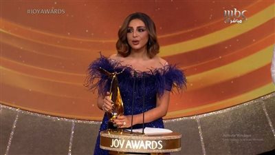  أنغام تحصد جائزة أفضل مطربة في حفل joy awards وتهديها إلى مصر