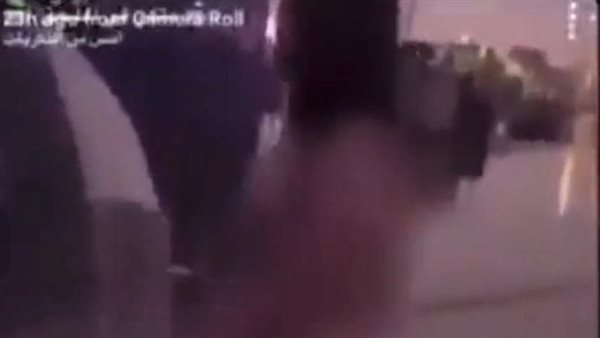 سيدة شبه عارية في