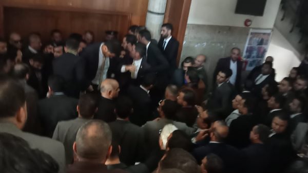 تزاحم المحامين أمام