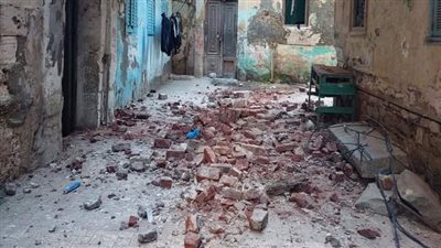 انهيارات جزئية بعقارين وإزالة الأجزاء الخطرة في حي الجمرك بالإسكندرية دون إصابات │ صور