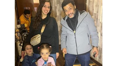 طفلان بجوار والدتهما الصحفية.. صاحبة الصورة المنتشرة لها مع ابنيها خلال التصوير: نفسي يكونوا فخورين بيّا