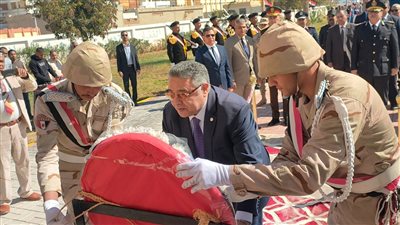 محافظ البحر الأحمر يضع إكليلا من الزهور على النصب التذكاري لشهداء معركة شدوان| صور