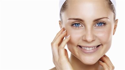 ارتداء ملابس خفيفة.. نصائح للعناية بالبشرة الدهنية مع الرطوبة المرتفعة