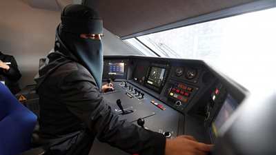 الضيق والمفتوح ممنوع.. السعودية تعلن ضوابط الزي الرسمي للسيدات داخل العمل