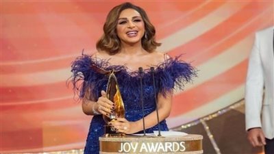 فنانة سورية شهيرة تعلق على إحراج أنغام لها في حفل joy awards: تعلمنا احترام المسرح