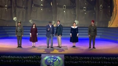 احتفالية عيد الشرطة بحضور الرئيس.. أحمد بدير لـ طارق صبري: أنت واقف قدام بطل