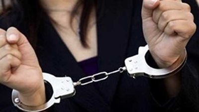 بدعوى توظيف الأموال في تجارة الملابس.. تفاصيل ضبط معلمة نصبت على المواطنين بسوهاج| بث مباشر 