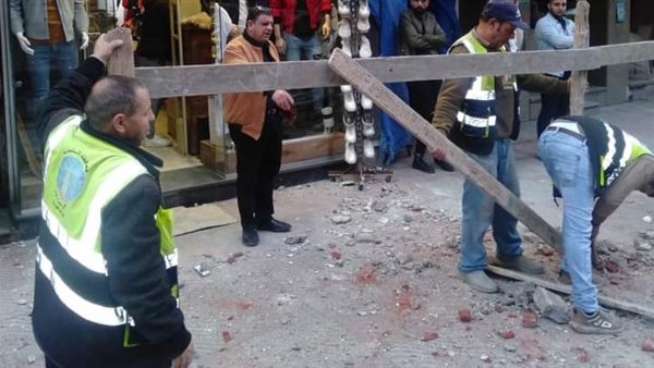 انهيار جزئي لعقارين