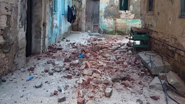 انهيار أجزاء من عقارين