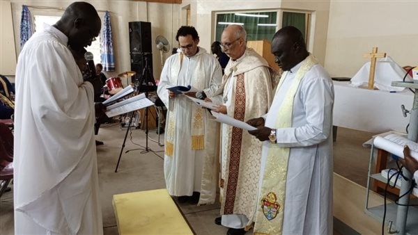 رئيس الأسقفية يرسم